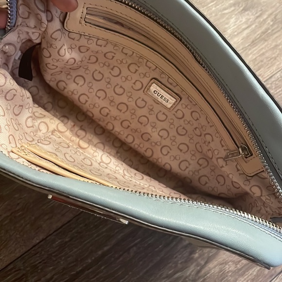 Guess Purse - Picture 4 of 4